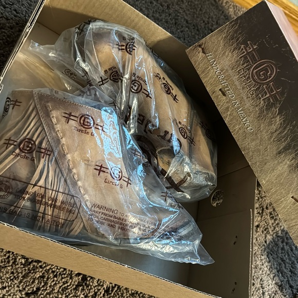 Like NEW!  Women’s Size 8 Western Distressed Honey Side-Fringe Bootie - Picture 1 of 13